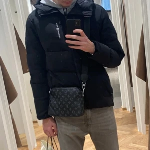 Sailracing jacka - Sailracing dunjacka i storlek L. Knappt använd ,nyskick. Nypris 4500kr.