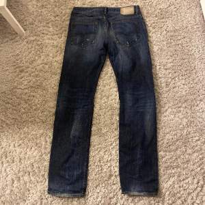 Använda straight fit diesel jeans i bra skick! Säljer för dem inte används längre. Haft i 3 månader och köpte för 1100kr. Snabbt köp = pris diskuteras 