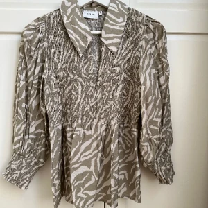 Blus Gestuz - Kortärmad blus från Gestuz i strl 34. Använd 1 gång, som ny. Nypris 1299kr.