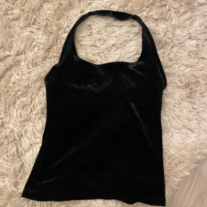 Topp - Säljer denna sammet topp då den inte kommer till användning💕