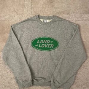 Connie Costas Land Lover Sweatshirt - Säljer dena fina Connie Costas tröjan för att den är för stor för mig. Cond 10/10 då den aldrig använts, enbart testats. Skön boxy fit, och köptes för 1250 på trés bien. Skriv om det är nån fråga och jag är öppen för byten:)