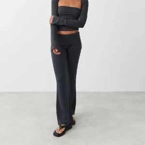 Mörkgrå byxor GINA - Så mjuka och sköna yogapants från GINATRICOT. Superstretchiga! Passar XS-M. Modellen heter Soft touch folded flare trousers i färgen ”stone”. Säljer även i färgen ”grey melange”. Så fint skick, sparsamt använda! Nypris 359kr