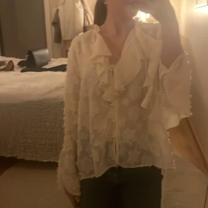 Blus - jätte fin blus, passar mig som vanligtvis är xs eller s, nyskick, översta knappen sitter lite löst men går lätt att fixa genom att sy😘😘
