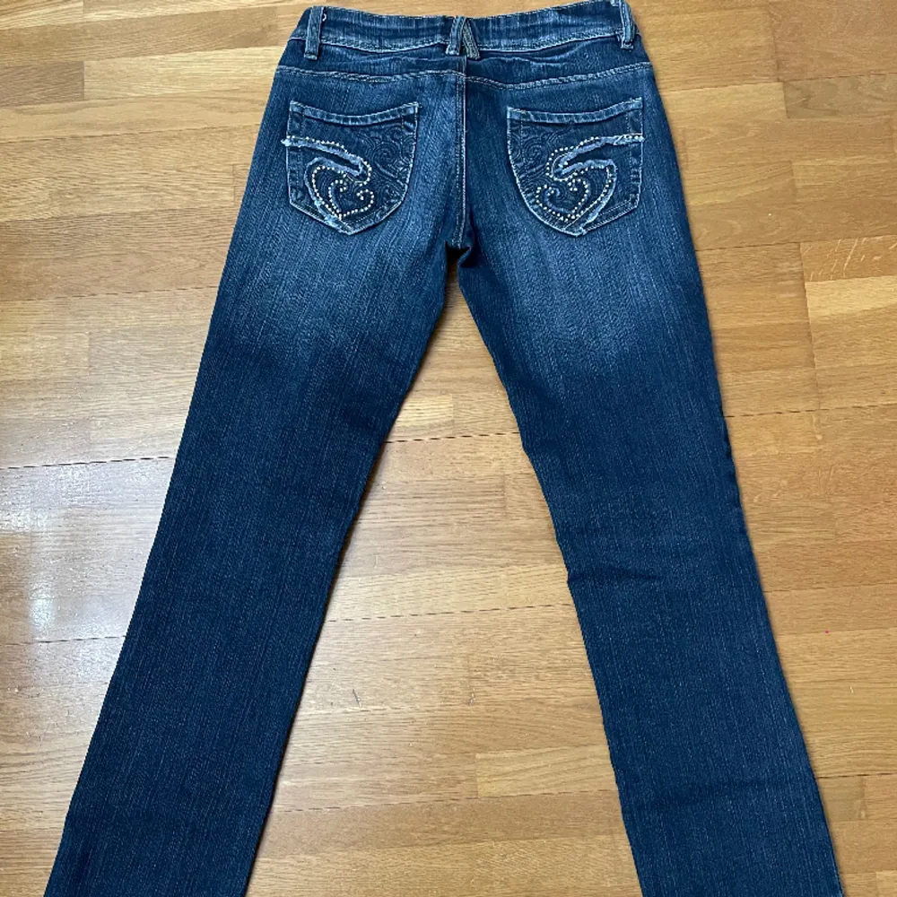 Lågmidjade jeans med detaljer på fickorna. Tyvärr för små🤗🤗. Jeans & Byxor.