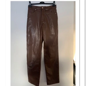 Skinnbyxor  - Säljer mina bruna skinnbyxor i storlek 36 