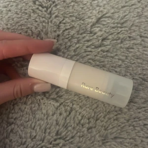 Rare beauty primer - Säljer min MINI rare beauty primer då den inte används❤️ Använd 2 ggr! Om du vill köpa kan du bara trycka på köp nu!