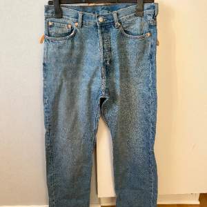 Snygga jeans från weekday i en relaxed passform Skick: 7/10, en minimal missfärgning på ett av benen men märks inte alls.