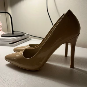 NLY Shoes Klackskor - Beige klackar från NLY Shoes i storlek 38. Finns fler bilder att få om det önskas