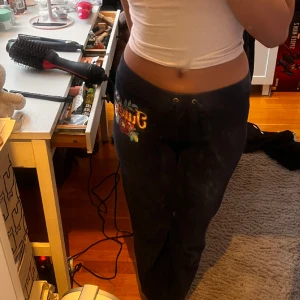 vintage juicy byxor - säljer dessa dösnygga vintage juicy byxorna som är broderade där fram då de ej kommer till användning 💘 de är i barnstorlek men passar mig som brukar ha XS/S ⚠️OBS, spegeln är smutsig, inte byxorna 😽 använd köp nu!