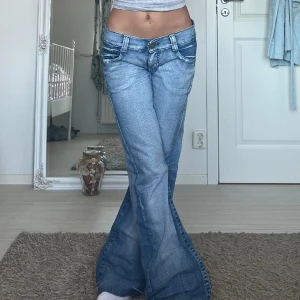 Jeans - midjemått: 37cm rakt över, innerbenslängd: 80cm 💗