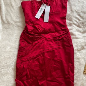 Röd klänning  - Aldrig använd ! Inköpt för 900 Pris kan diskuteras vid snabb affär! Skriv privat för fler bilder på klänningen vid intresse.