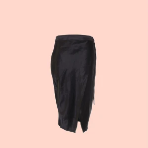 Svart omlottkjol från NA-KD - Säljer en elegant svart omlottkjol från NA-KD. Kjolen är i midilängd och har en stilren design med ett bälte i midjan. Materialet är 97% polyester och 3% elastan, vilket gör den både bekväm och lätt att bära. Perfekt för både fest och vardag!