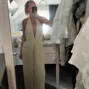 Jumpsuit lojsan Wallin  - Säljer denna snygga jumpsuit med öppen rygg från NA-KD/lojsan wallin🤍 aldrig använd med prislapp kvar🫶🏼 st:36