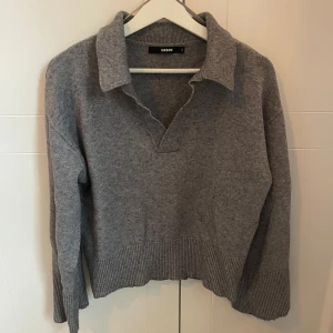 Stickad tröja - Mellangrå stickad tröja från bikbok, inga tecken på användning, 