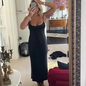 Svart klänning - Supersnygg klänning från zara me lappen kvar.Justerbar i banden samt runt revbenen