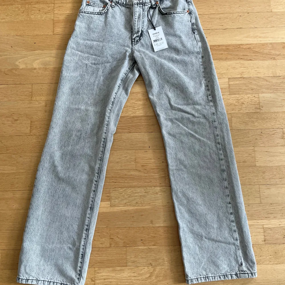 Woodbird Wik Snow storlek 30/32 i helt nyskick, samtliga etiketter kvar. Säljes då jag köpt fel storlek. Väldigt fin passform som påminner mycket om HOPE Rush jeans. Nypris 1099 :- Pris kan diskuteras vid smidig affär.. Jeans & Byxor.