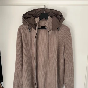 Massimo dutti cardigan - Säljer nu en riktigt schysst och eftertraktad massimo dutti cardigan.  Skicket är näst intill nytt och storleken är L.  Hör av er vid minsta lilla fundering🤝