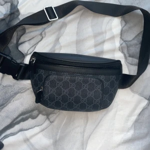 Gucci bag - Den är i perfekt skicka. Perfekt för dig som behöver bära små saker. Det som chockafe mig var att det fick plats jävla mycket saker där inne. 