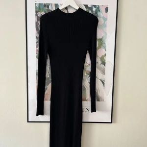 Ribbstickad maxiklänning - Ribbstickad maxiklänning i storlek M. Helt oanvänd