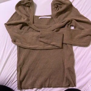 Fin brun tröja  - En ny och ren brun tröja från only köpt för 199 för något år sen. Fin till skolan med kostymbyxor 