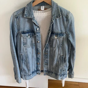Jeans jacka  - Super snygg jeans jacka som inte längre kommer till användning. Den har inga defekter eller liknande 😇