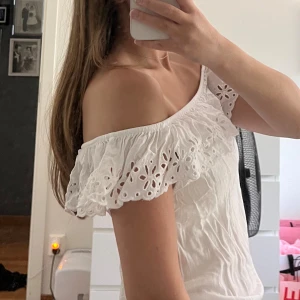 Vit topp  - Så himla söt topp som man kan ha off shoulder. Storleken är 152 men passar mig som Xs-S. På bilderna ser toppen lite skrynklig ut mem kan självklart strykas. 💗