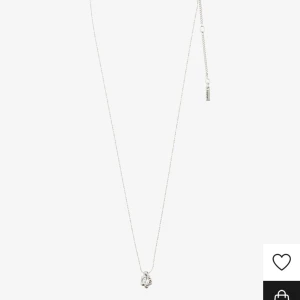Silver halsband - Jätte fint silver halsband med en kristall på. Säljer då jag inte använder silver, nypris 380kr