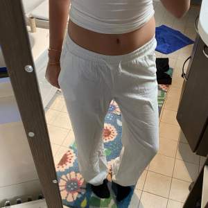 Linnebyxor som sällan kommit till användning. Mid-Rise skulle jag säga, men man kan vika ner de så byxorna blir mer low waist (bild 4). Ordinarie pris är 400.