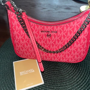 MICHAEL KORS VÄSKA - En helt ny Michael Kors väska i bra skick då den är helt oanvänd, säljer då den inte kommer till användning 