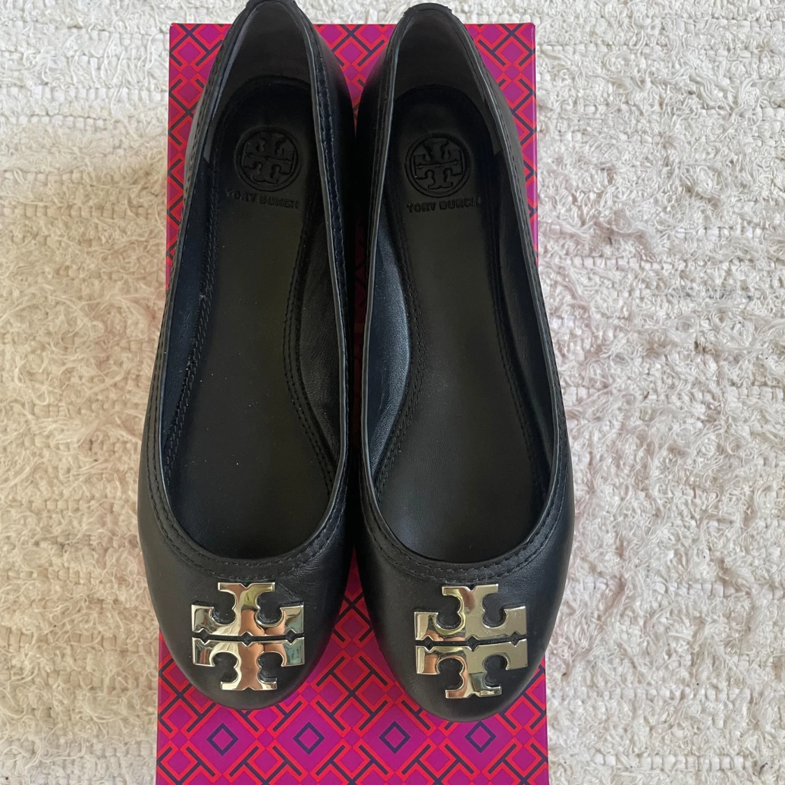 Svarta ballerinaskor med metallogo - 90