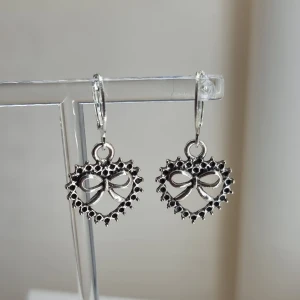 Handgjorda örhängen  - Handgjorda örhängen●Följ :@ekjewelryofficial🤲 ● 💎Material- zinklegeringar ●Örhängeskrokar -rostfritt stål. Nickel fri. Längd -3cm.