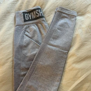gymshark träningstights - tights som köptes secondhand som har använts av mig en gång. har ett hål som syns på bild!! hitter ej storleken men skulle gissa på xs/s❤️ pm vid fler frågor🥰