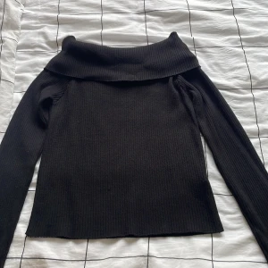 Off shoulder tröja - En svart Off shoulder tröja från hm. Använd typ två gånger. Ordinarie pris 350kr. Liten i storleken 