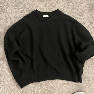 Stickad tröja  - Super snygg svart stickad tröja som inte längre kommer till användning. Den är inte nopprig eller stickig och har även inga defekter eller liknande 😇