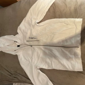 Vit hoodie från Sail Racing - Säljer en vit hoodie från Sail Racing i storlek 170. 
