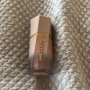 Kräm bronzer  - Säljer denna jätte bra krämbronzern från shein åt min lillasyster !😉💝 På bild 4 ser ni hur mycket det är kvar i den👍🎀 Nypris 18kr Säljer den för 8kr💝💕