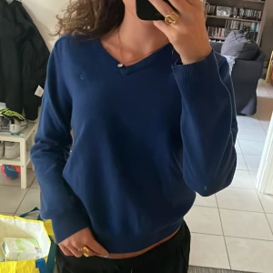 Boomerang ulltröja - Blå mysig varm ulltröja från boomerang. Finns spår av användning. Stl L men är liten i storleken så passar bra på mig i S. Nypris 500kr💕