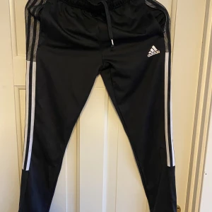 Adidas byxor - Sköna adidas träningsbyxor i storlek 11-12 år. 