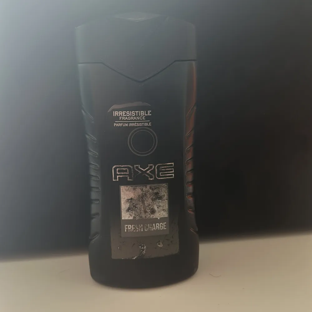 Säljer en AXE Black Fresh Charge body wash. Denna duschgel har en oemotståndlig doft och kommer i en svart flaska med en cool design. Perfekt för att hålla sig fräsch hela dagen. Flaskan innehåller 250 ml. Endast en liten skvätt kvar därav priset. Parfym.