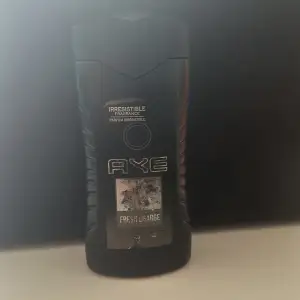 Säljer en AXE Black Fresh Charge body wash. Denna duschgel har en oemotståndlig doft och kommer i en svart flaska med en cool design. Perfekt för att hålla sig fräsch hela dagen. Flaskan innehåller 250 ml. Endast en liten skvätt kvar därav priset