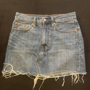 Jeanskjol - Levi’s jeanskjol i storlek 27, fint skick💕