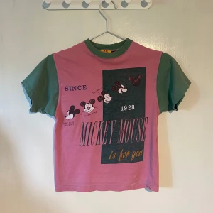 Söt vintage baby tee - Söt t-shirt med tryck i vintage-vibe, den är egentligen i barnstorlek (116) men passar utmärkt på xs/xxs, jag har själv använt den och jag brukar ha strl xs i det mesta💗💚