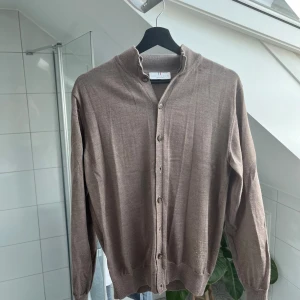 Cardigan - En skön cardigan från ett italenskt märke. Skick 10/10