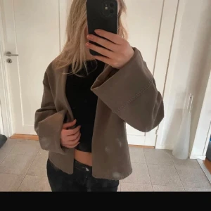 Vår/höst jacka💕 - Sååå fin jacka från gina tricot i storlek S som inte går att köpa längre,i bra skick då den knappt har använt💕(lånade bilder)