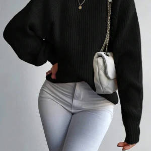 Stickad tröja  - Svart stickad tröja i nyskick. Storlek S. 