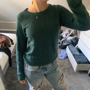 Grön stickad tröja - Söt tröja ifrån Vera Moda. Den är i använt skick, lite nopprig och har målarfärg längst ner på ena ärmen (se bild), kan inte garantera att det går bort vid tvätt.💕 strl xs, nypris 300kr. Säg till om fler bilder behövs!!🫶