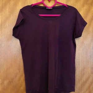 Mörklila t-shirt från Vila - Säljer en mörklila t-shirt från VILA i storlek XS. Den är kortärmad och har en rund halsringning. I fint skick. Katt finns i hemmet, men allt jag säljer är nytvättat och rollat ✨