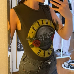 Guns’n’roses body - Body med Guns’n’roses logga från H&M. Knäppes neretill :)