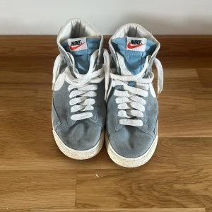 Nike blazers - Nike blazers strl 41: blå suade från 2012! -gamla men är i riktigt bra skick! Låsen finns tyvärr inte:( Pris kan definitivt diskuteras!  -Skick 7/10!