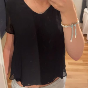 Blus  - Bra skick, blusen är lite V ringad men inte mycket. Står storlek M i tröjan men passar mer som S.